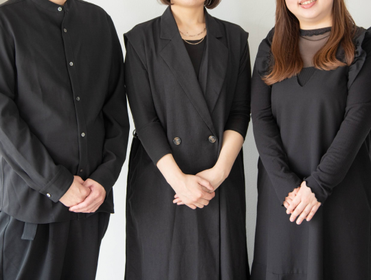 服装は黒で統一