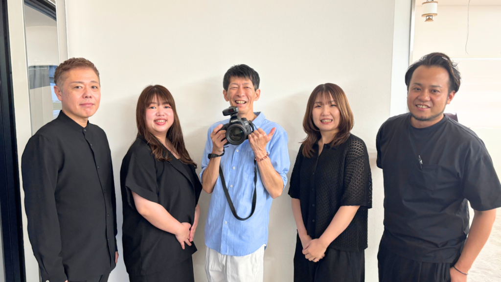 磐田市の美容院フェイスのスタッフとカメラマン横田さんの集合写真