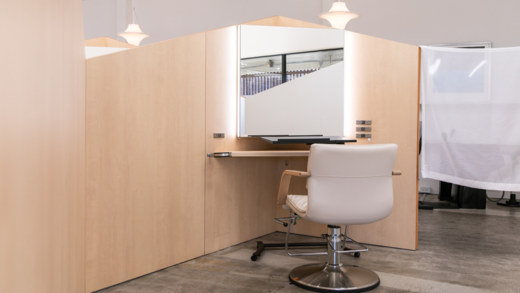 磐田市の美容室フェイスの全席半個室のカットブース
