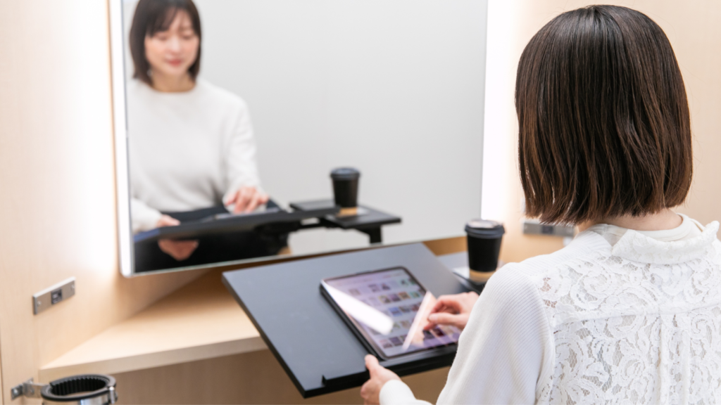 他のお客様からの視線が気にならない美容室フェイス（磐田市）の半個室で、リラックスして過ごすお客様