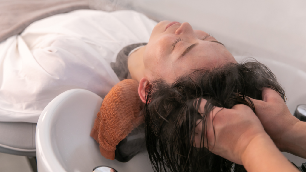磐田市の美容室フェイスで人気のオプションメニュー、極上ヘッドスパ（頭浸浴）の施術風景