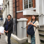 磐田市の美容院フェイスのスタッフがロンドンのヴィダルサスーン校でカット研修を受けている様子