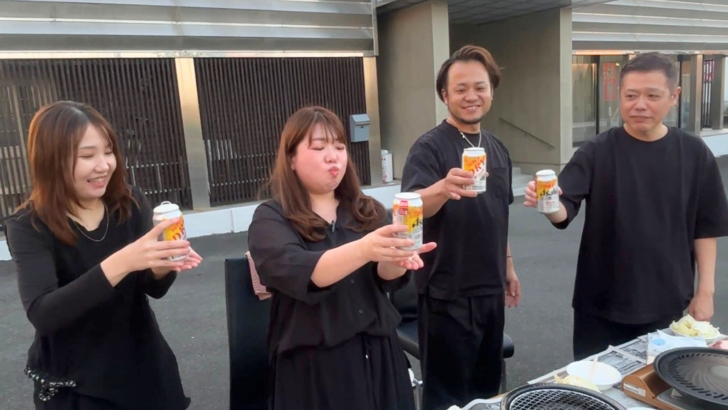 美容室フェイス スタッフ バーベキューの様子。乾杯！