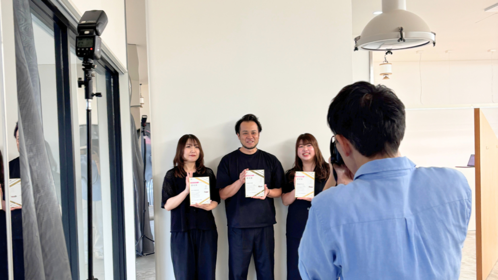 カメラマン横田さんが磐田市の美容院フェイスのスタッフを撮影している様子