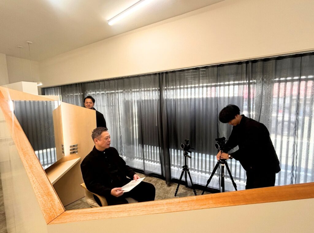 磐田市の美容院フェイスのスタッフが撮影に参加している様子