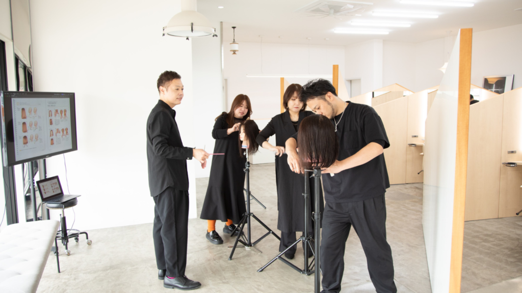 磐田市の美容院フェイスではロンドンで学んだ教育法をもとにスタッフ全員が定期トレーニングを実施