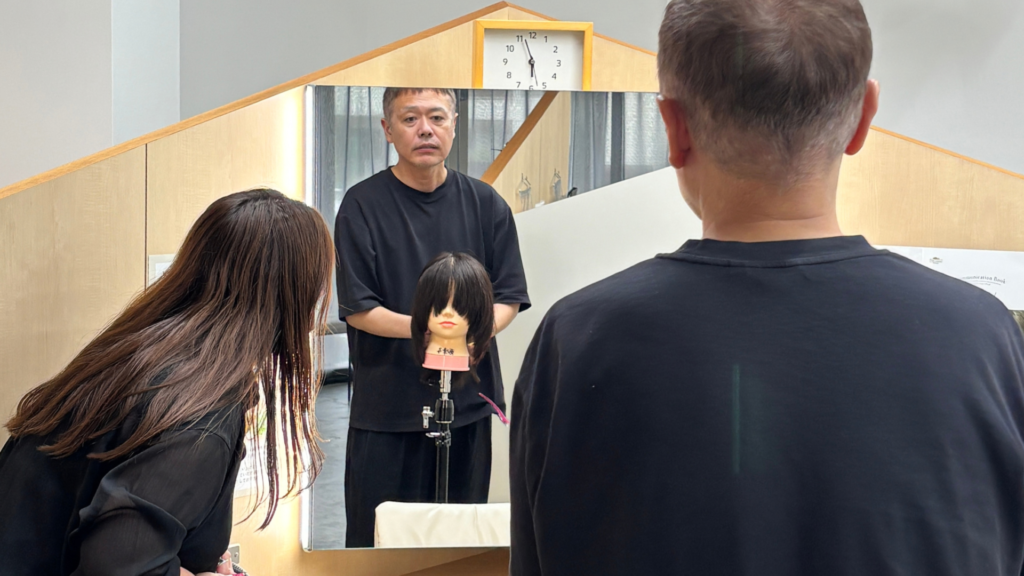 磐田市の美容室フェイスでスタッフ同士が技術を共有している様子