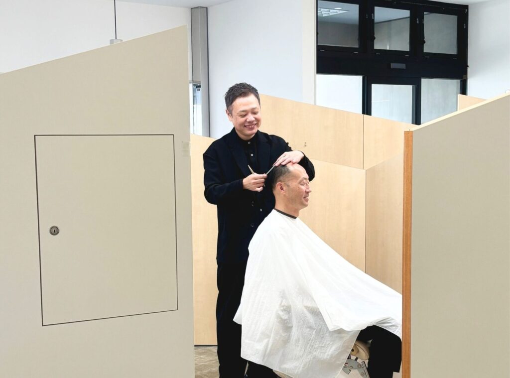 設計の渡辺さんの髪を切るオーナー