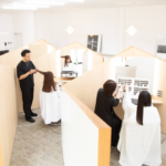 磐田市の美容室face（フェイス）のスタッフと店舗風景。初めてのお客様にも安心していただけるよう笑顔でお迎えいたします。