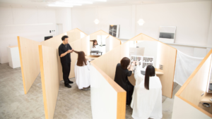 磐田市の美容室face（フェイス）のスタッフと店舗風景。初めてのお客様にも安心していただけるよう笑顔でお迎えいたします。