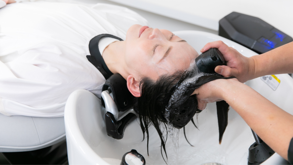 フルフラットシャンプー台で心地よい高濃度炭酸泉シャンプーを受け、血行促進とリラックス効果を味わうお客様