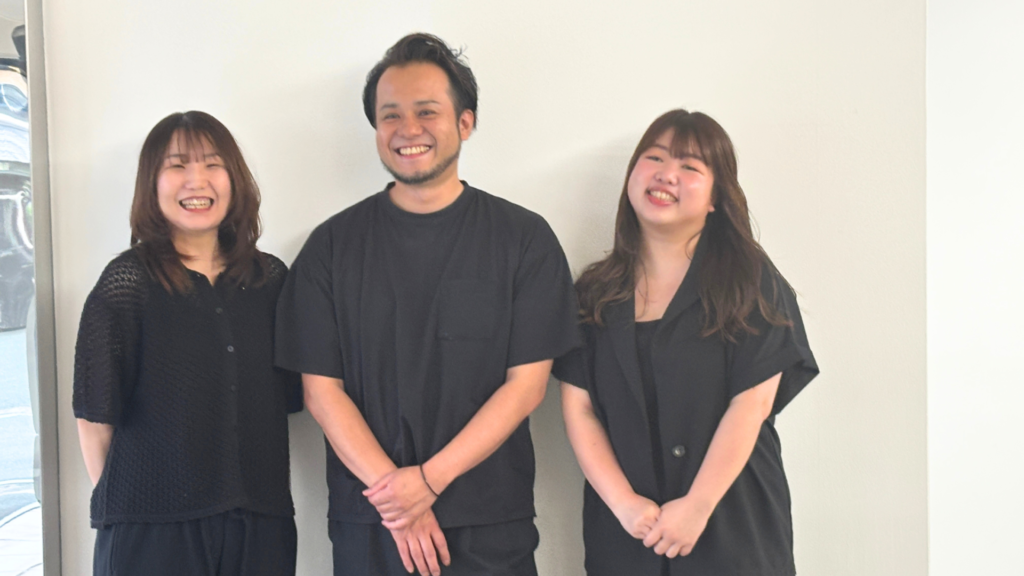 磐田市の美容室フェイスのスタッフたちの自然な笑顔・撮影の合間のオフショット