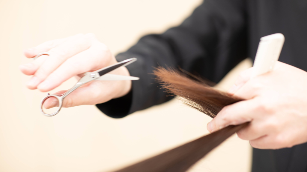 磐田市の美容室フェイス（f.a.c.e）の半個室で、目の前のお客様のカット施術に真剣に集中する美容師