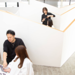 磐田市の美容室フェイス（f.a.c.e）の、全席壁で仕切られたプライベート感のある半個室空間の全体風景