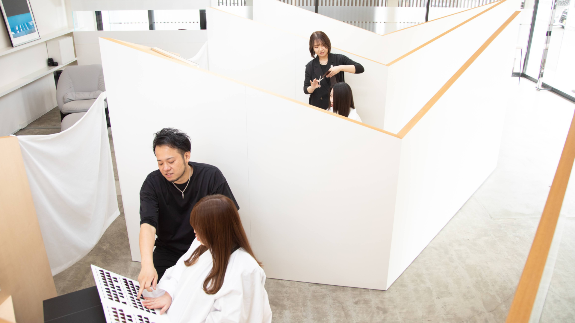 磐田市の美容室フェイス（f.a.c.e）の、全席壁で仕切られたプライベート感のある半個室空間の全体風景