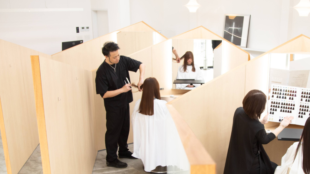 美容室・美容院での会話が苦手な方も、磐田市の美容院フェイスなら自分のペースでリラックスできます
