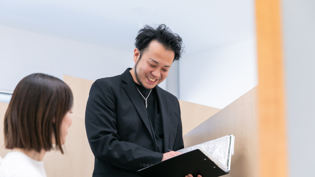 お客様への最高のサービスのため、手荒れなどを防ぐ炭酸泉を導入し、笑顔で働く磐田市の美容室フェイスのスタッフ