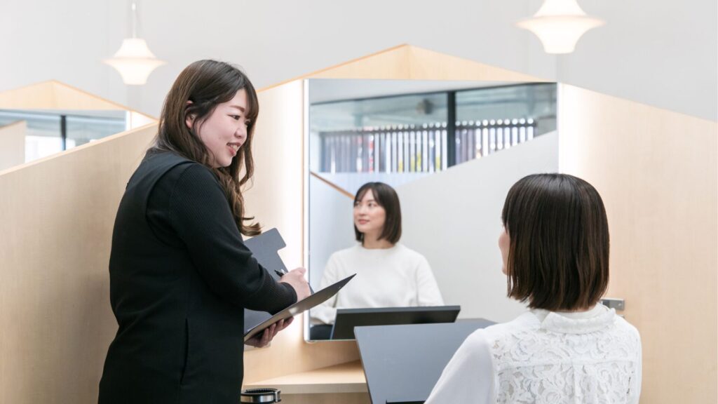 磐田市の美容室フェイスでヘアマニキュアが良いのか相談するお客様。カウンセリングの様子
