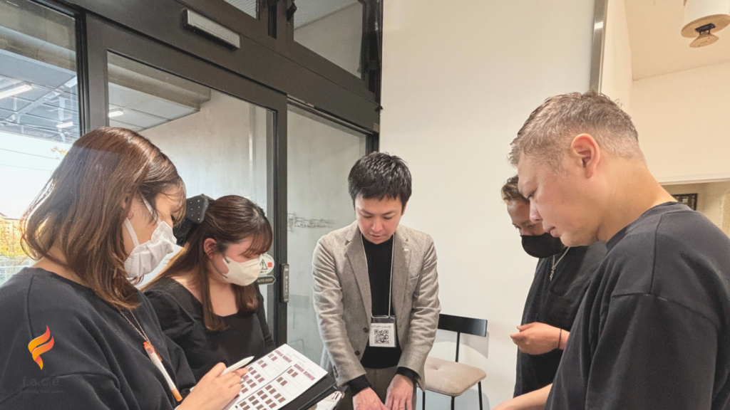 お客様に最高の仕上がりをご提供するため、毛束を使ってカラーの検証や研究を行うスタッフ