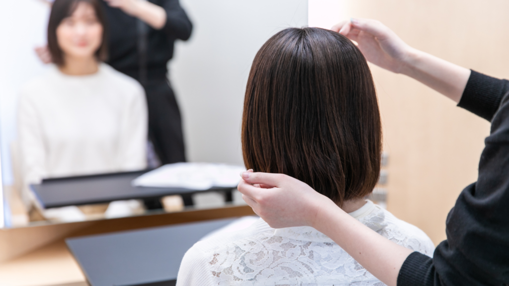 15種類の薬剤からオーダーメイドトリートメントを作るため、お客様の髪質を丁寧に診断するスタッフ