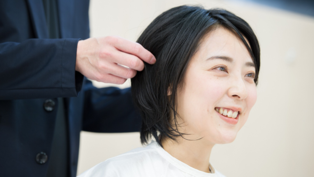 磐田市の美容室フェイスで仕上がりを確認しているところ