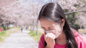 花粉で辛い女性