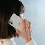 磐田市の美容室フェイスへ電話でご予約するお客様のイメージ