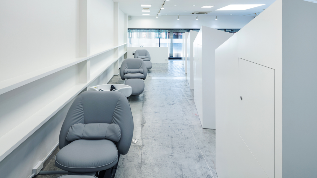 頭浸浴やヘッドスパの癒やし効果を高める、首が痛くならないフルフラットシャンプー台「YUME」